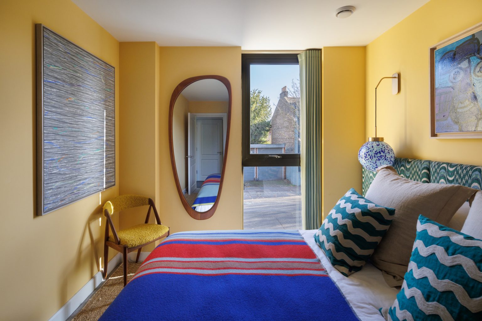 chambre murs jaunes trois-pièces design de 66m2 décoration colorée par architecte