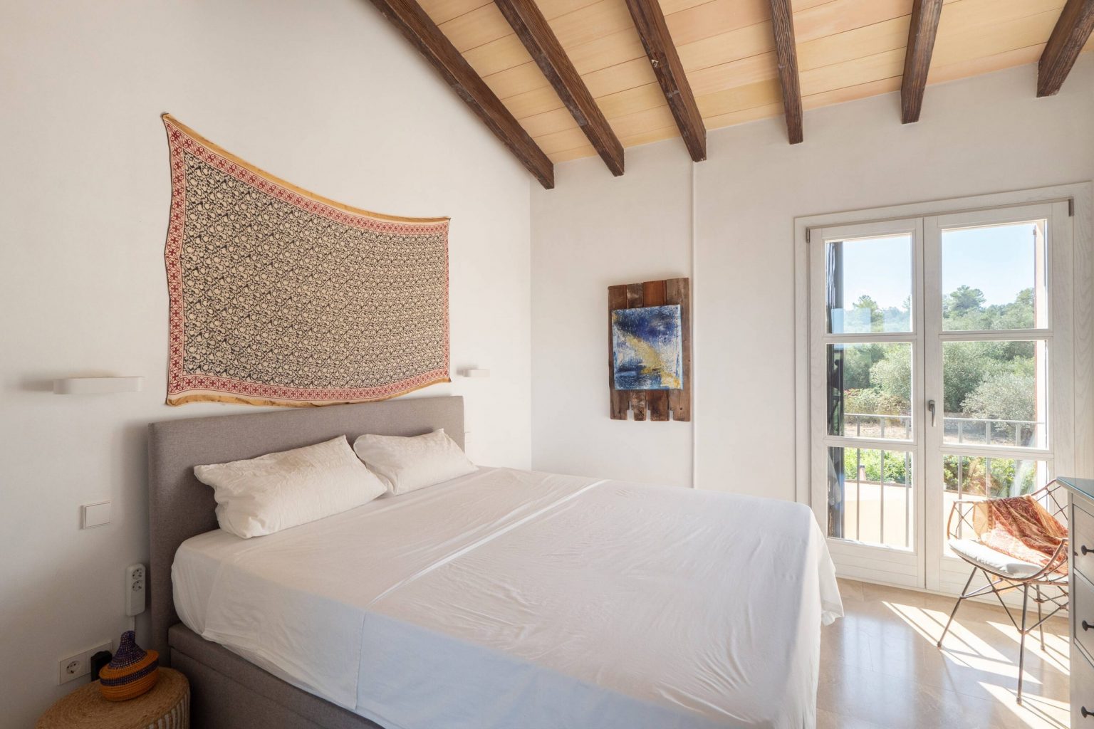 chambre avec poutres maison en pierres avec piscine Majorque