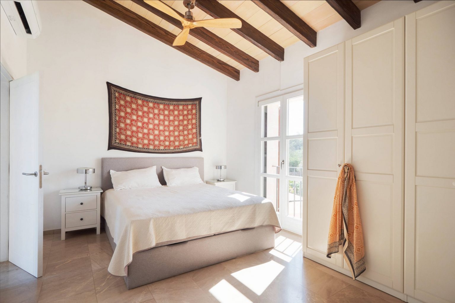 chambre mansardée avec poutres maison en pierres avec piscine Majorque