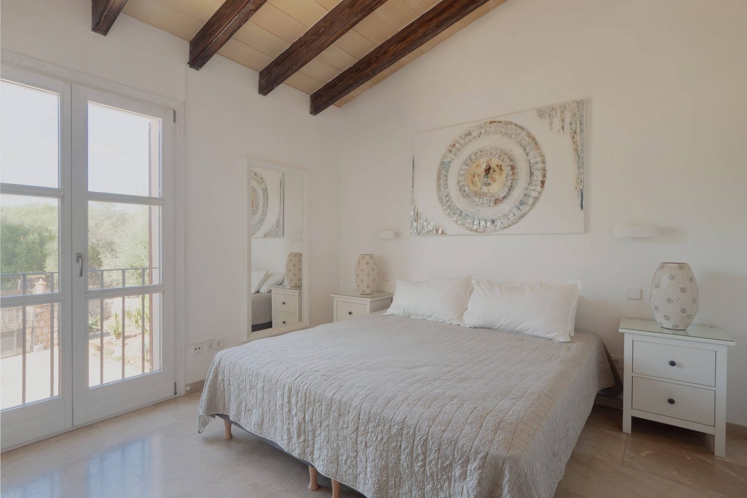 chambre mansardée avec poutres maison en pierres avec piscine Majorque