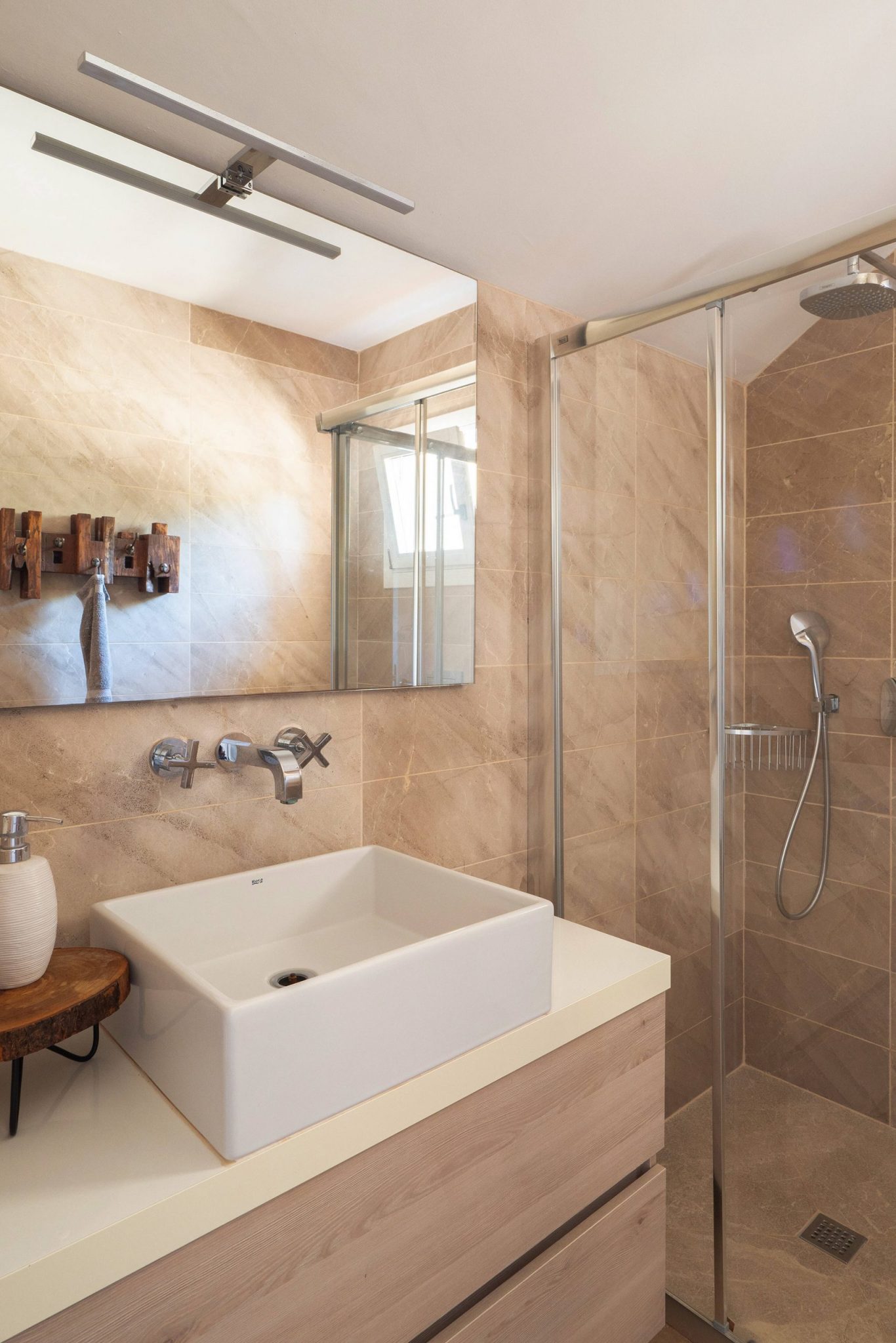 salle de bain marbre beige