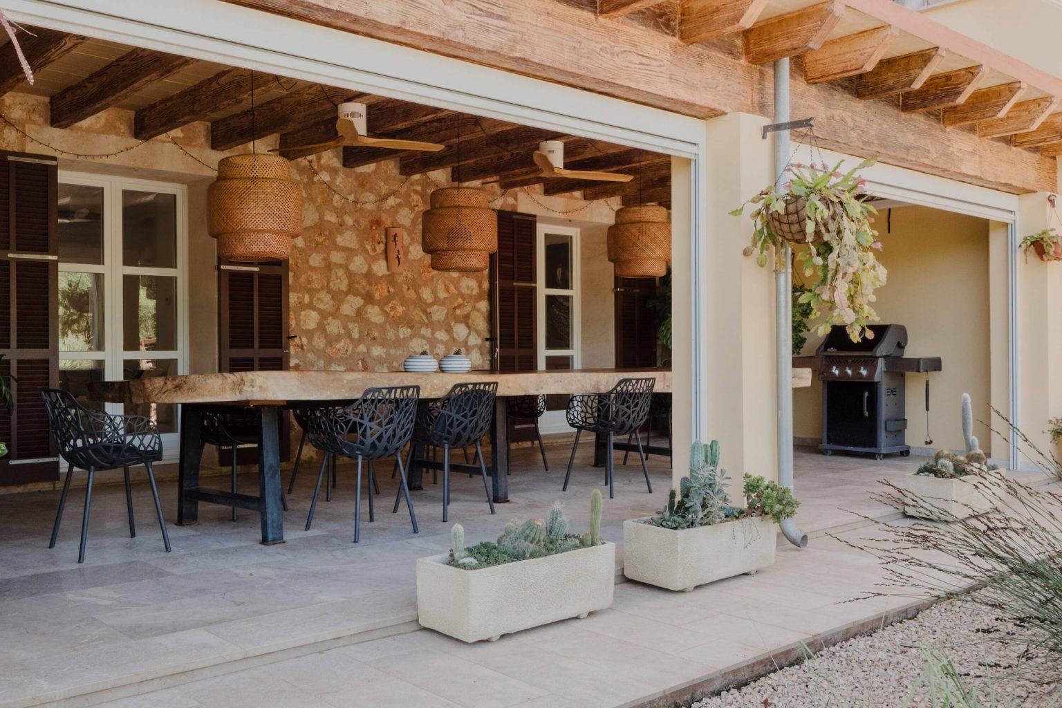 terrasse couverte maison en pierres avec piscine Majorque