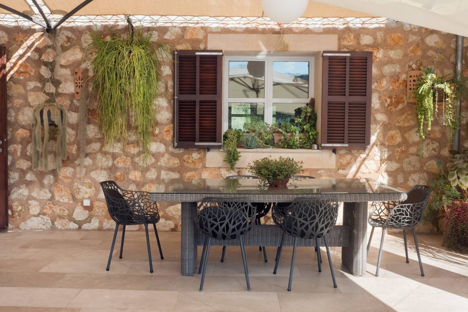 terrasse maison en pierres avec piscine Majorque