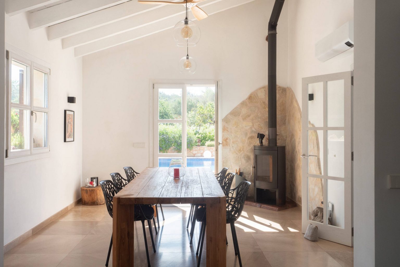salle à manger maison en pierres avec piscine Majorque