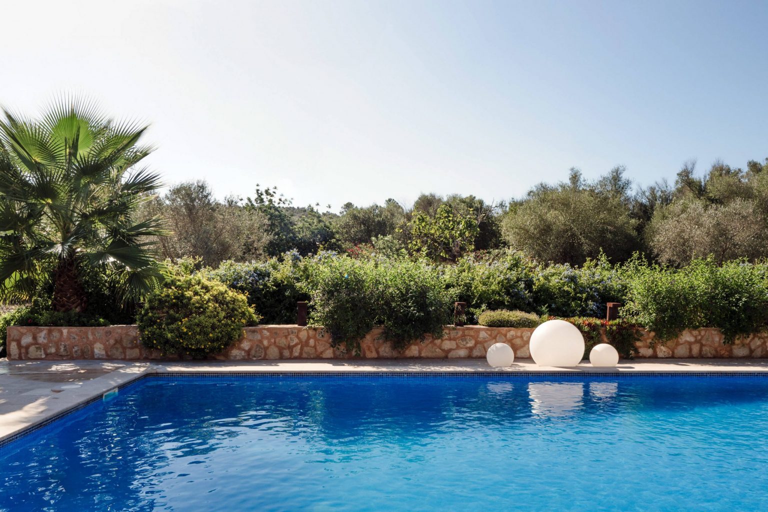jardin maison en pierres avec piscine Majorque
