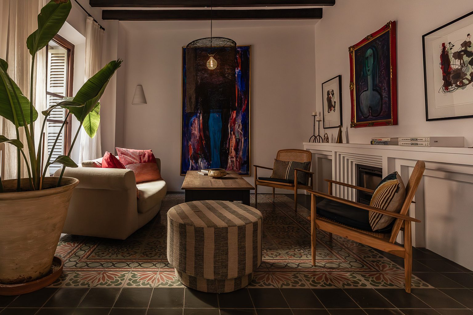 salon avec poutres  maison de ville en pierres avec piscine Casa Calma Soller Majorque Berrow Projects