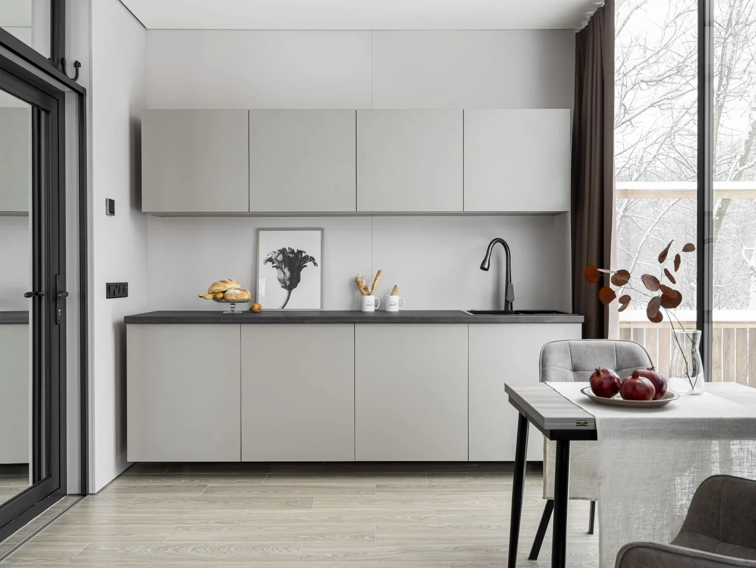 salle à manger et cuisine décoration design grise petite maison miroir de 36m2