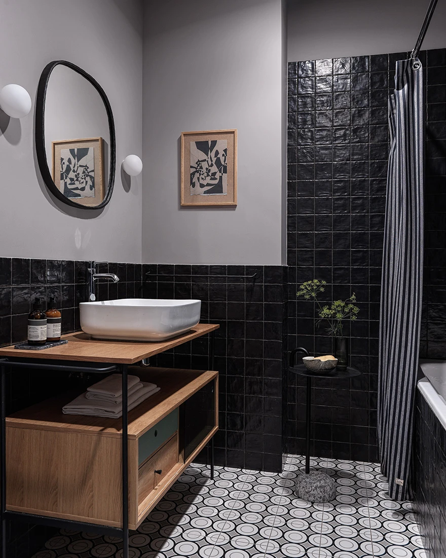 salle de bain noire et bois deux-pièces 49m2 décoration contemporaine