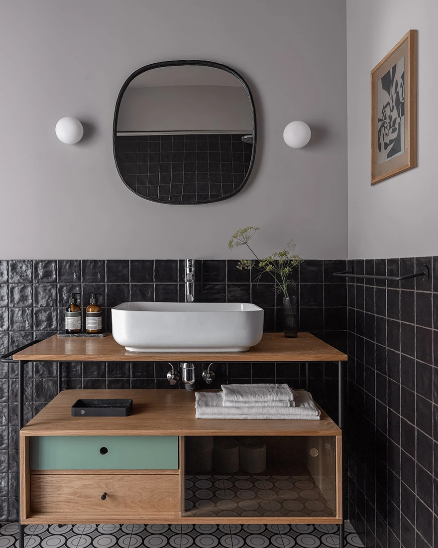 salle de bain noire et bois deux-pièces 49m2 décoration contemporaine