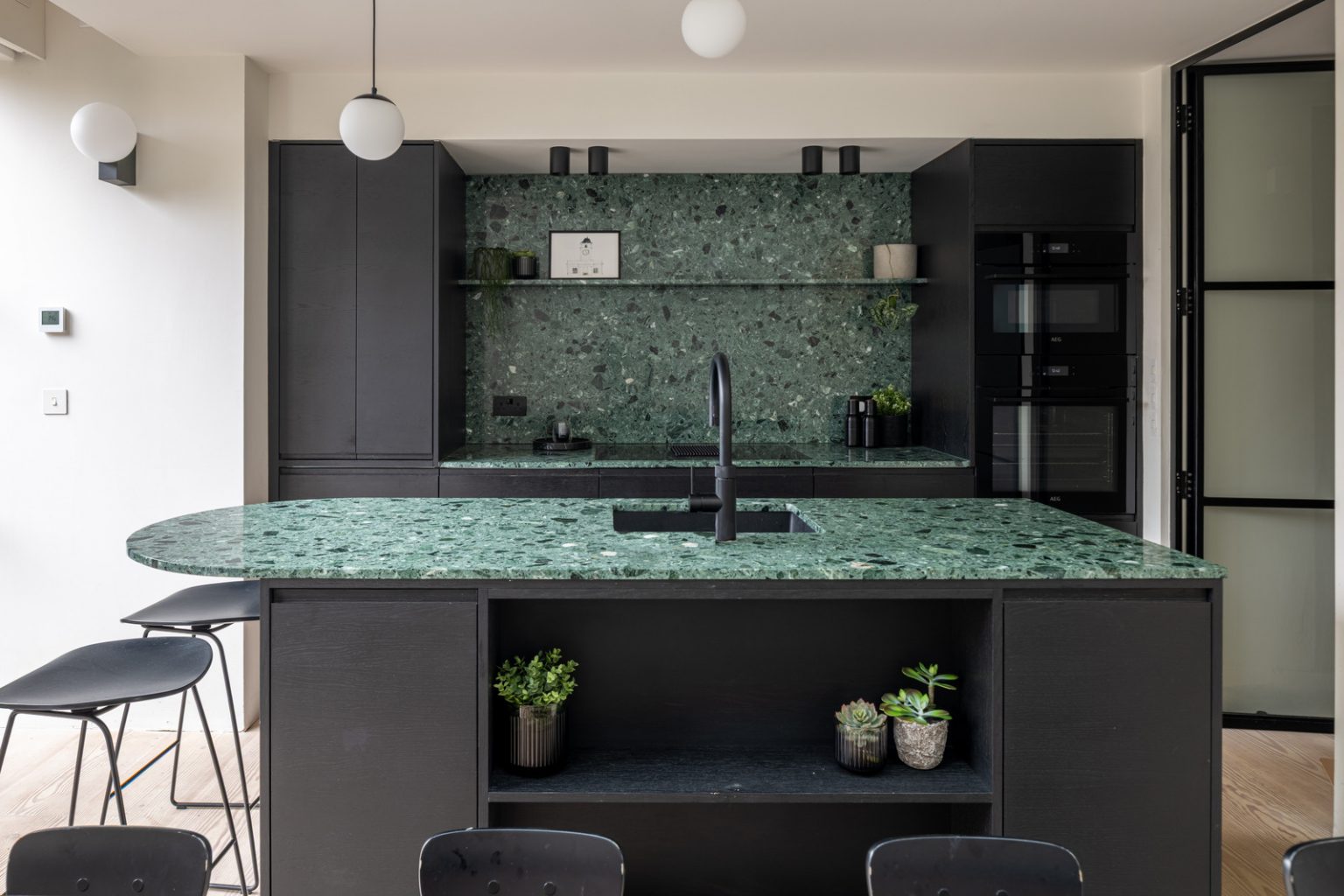 cuisine noire terrazzo vert décoration design dans maison ancienne