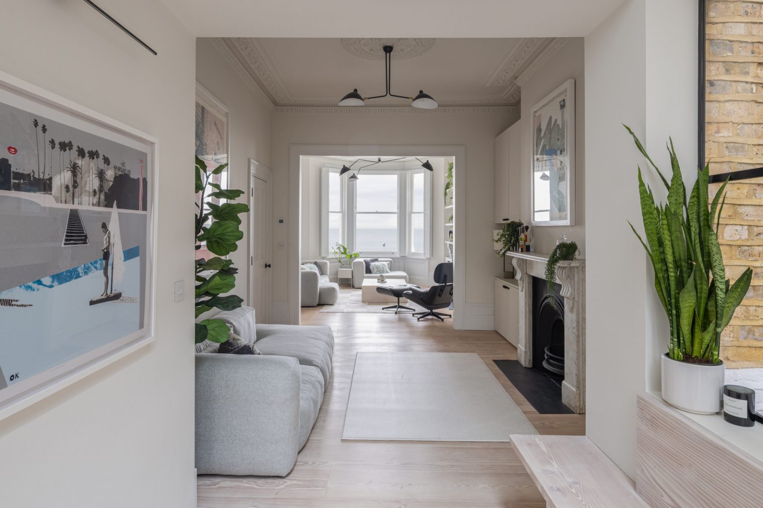 salon avec cheminée décoration design dans maison ancienne