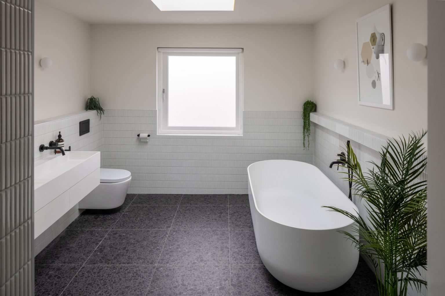 salle de bain décoration design dans maison ancienne