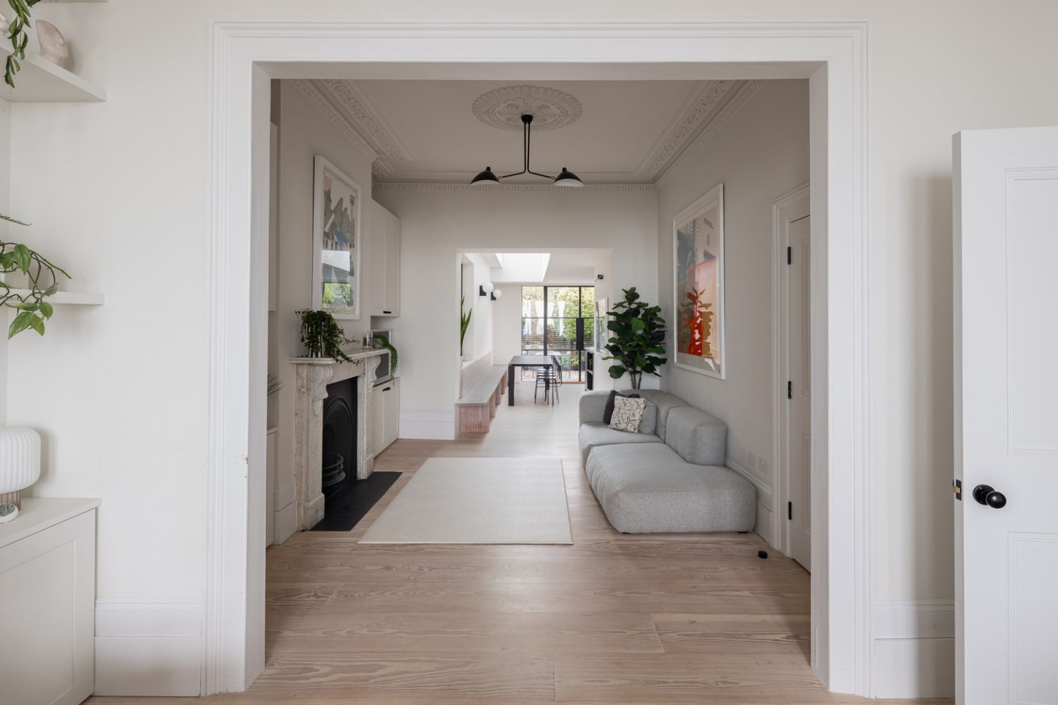 salon avec cheminée décoration design dans maison ancienne