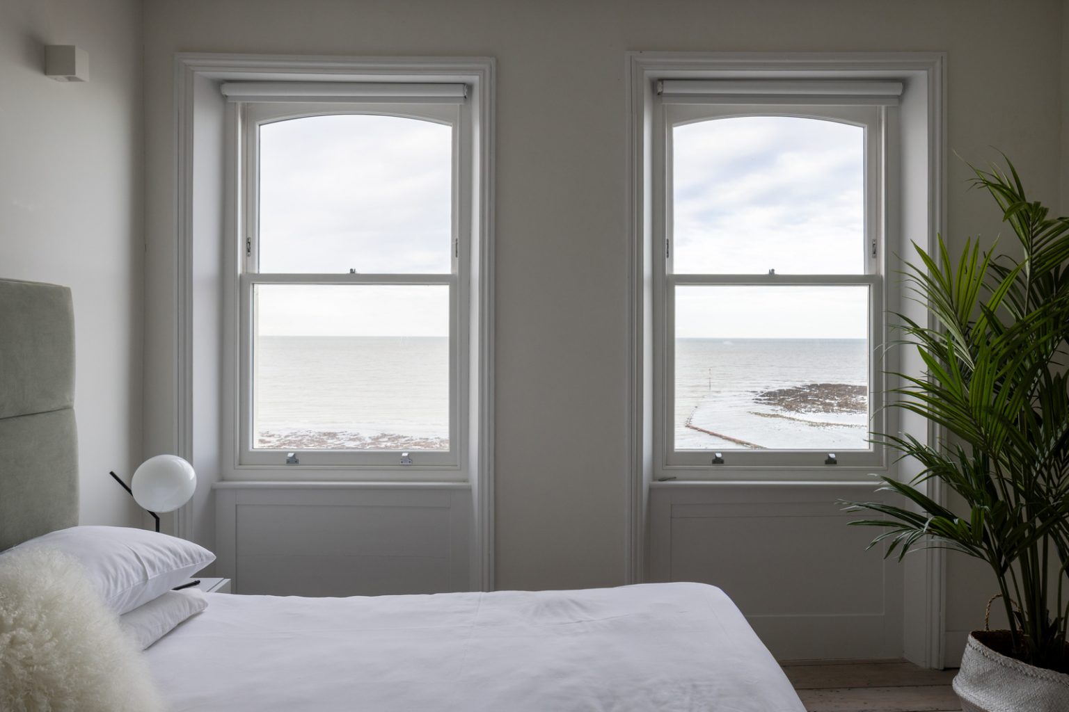 chambre vue mer décoration design dans maison ancienne