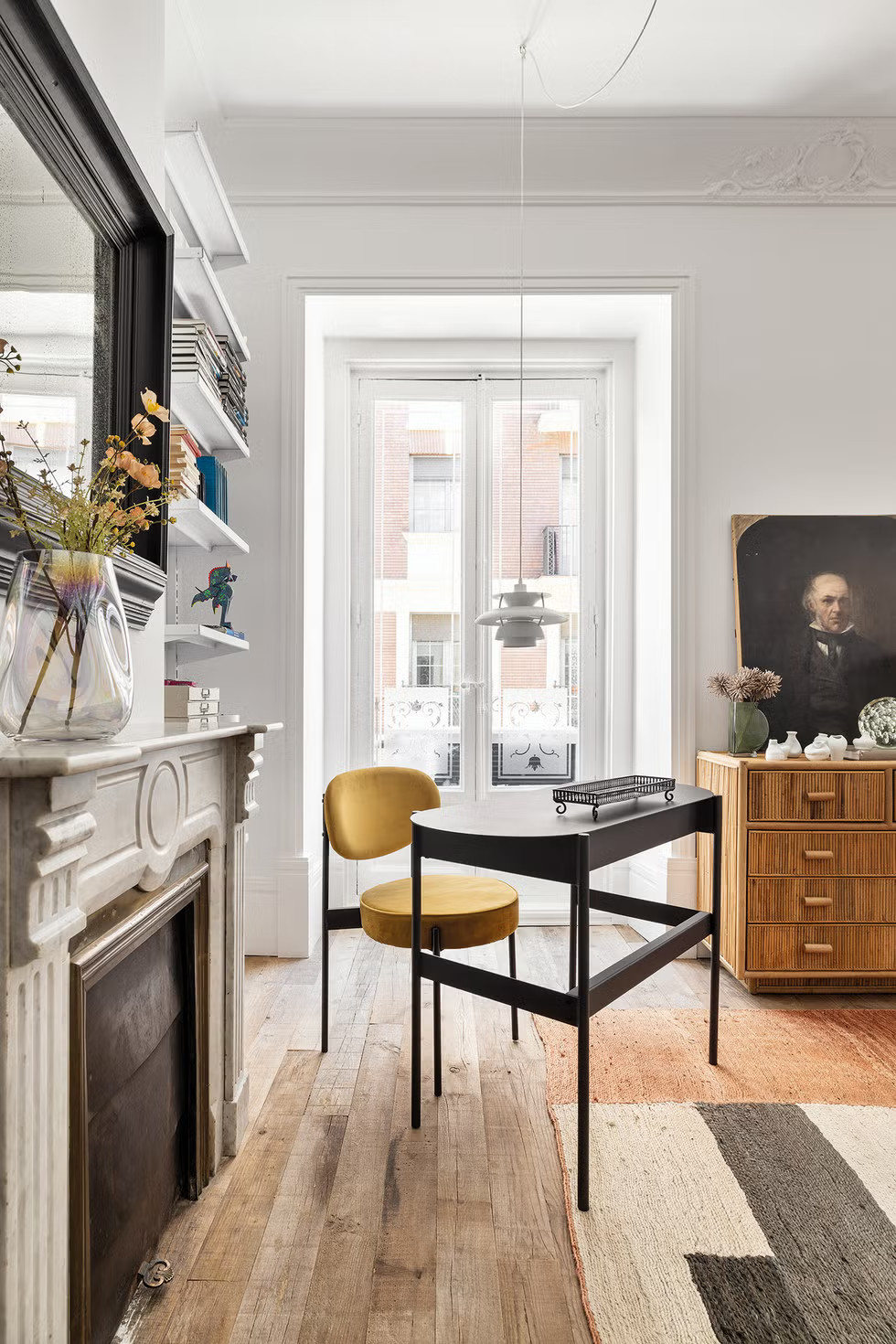 salon avec cheminée décoration contemporaine hauts plafonds et moulures appartement ancien rénové salon avec cheminée décoration contemporaine hauts plafonds et moulures appartement ancien rénové