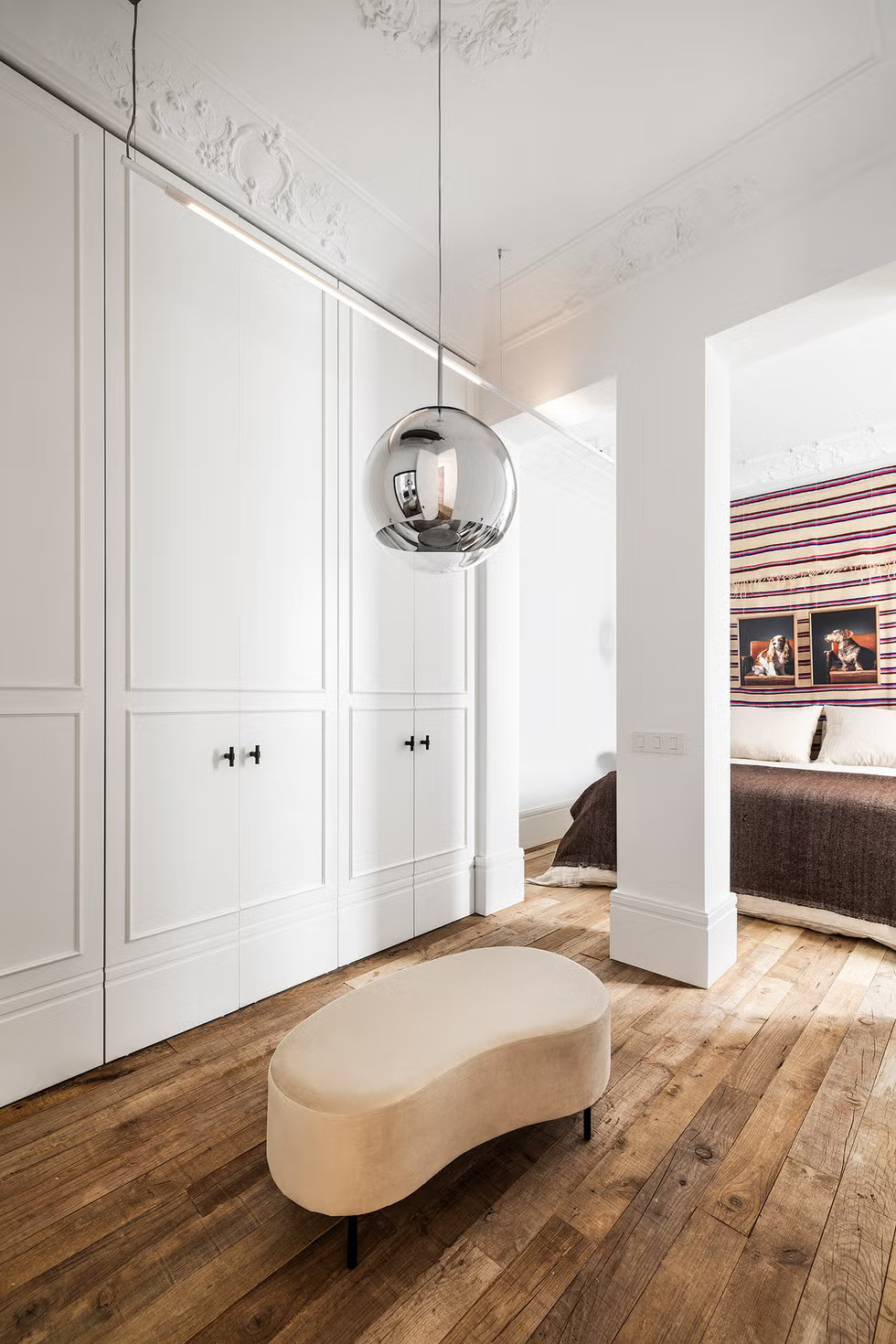 chambre avec dressing décoration contemporaine hauts plafonds et moulures appartement ancien rénové chambre avec dressing décoration contemporaine hauts plafonds et moulures appartement ancien rénové