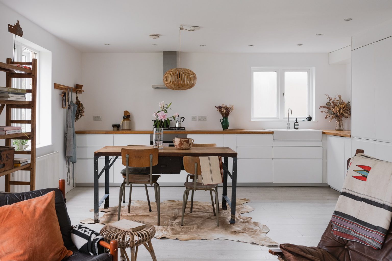 salon salle à manger et cuisine ouverte décoration naturelle et neutre appartement 63m2 Londres