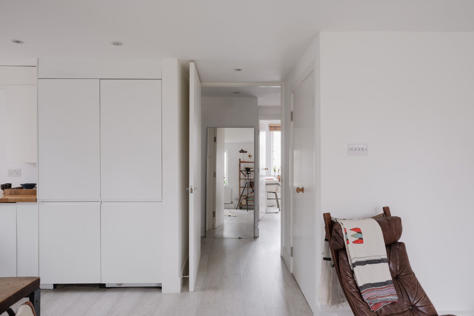 salon et cuisine ouverte décoration naturelle et neutre appartement 63m2 Londres