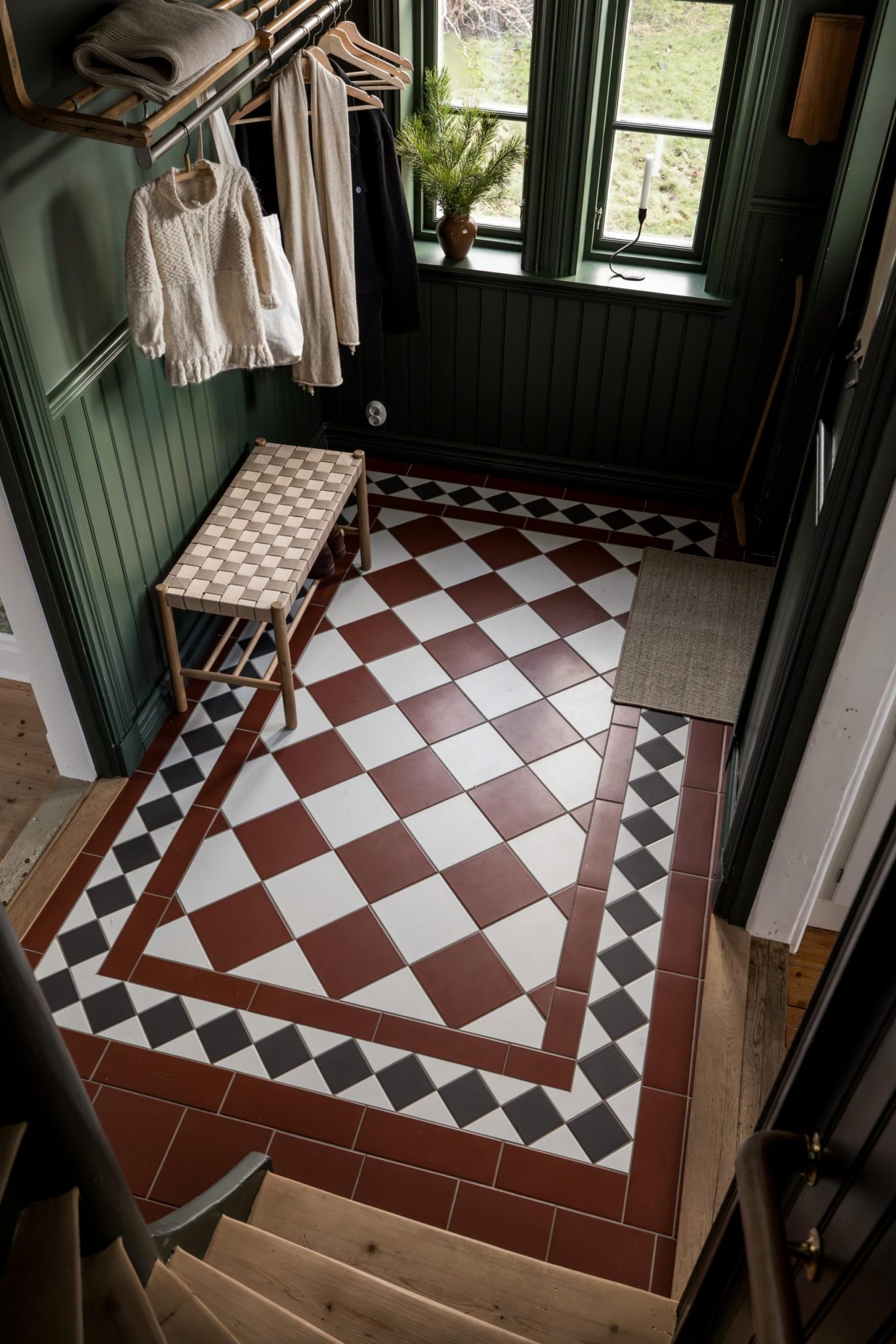 entrée murs vert sapin sol à damier rouge et blanc et noir