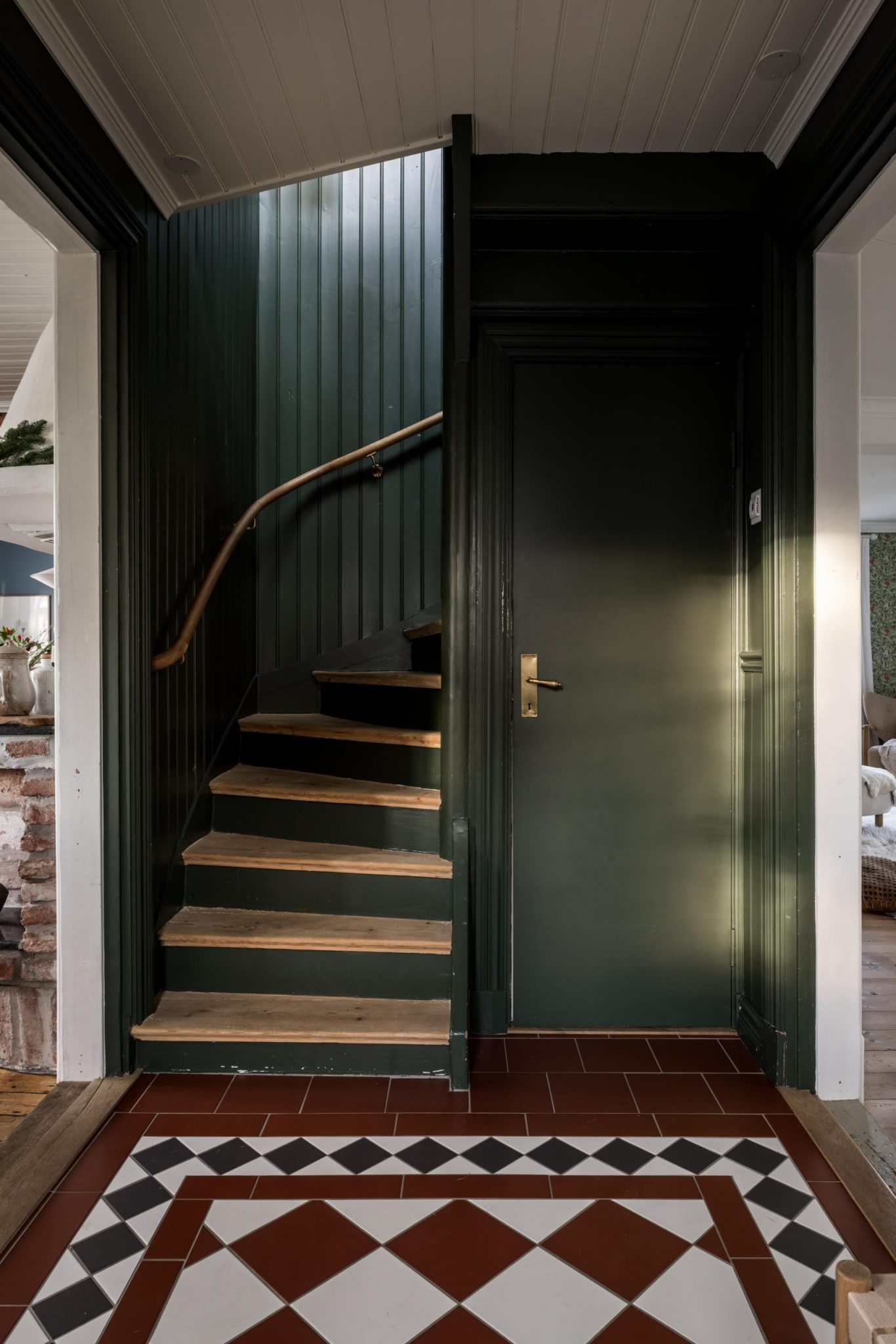 entrée murs vert sapin sol à damier rouge et blanc et noir