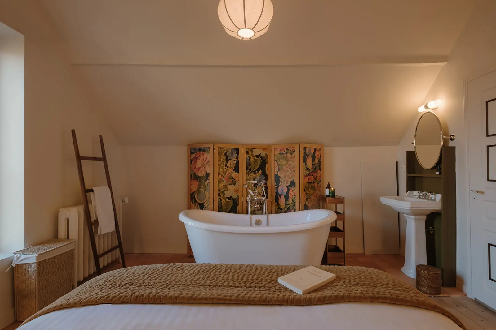 chambre avec baignoire décoration classique chic maison Normandie Rive par Side House
