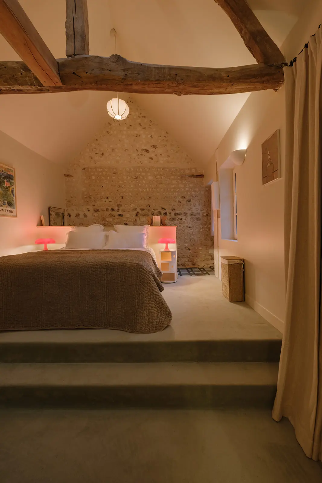 chambre avec poutres décoration classique chic maison Normandie Rive par Side House