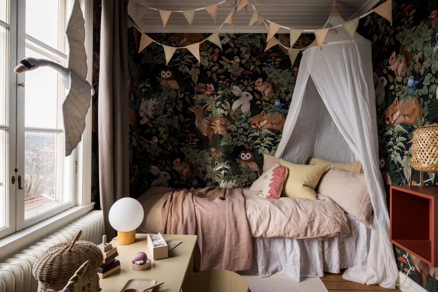 chambre enfant avec papier-peint décoration scandinave