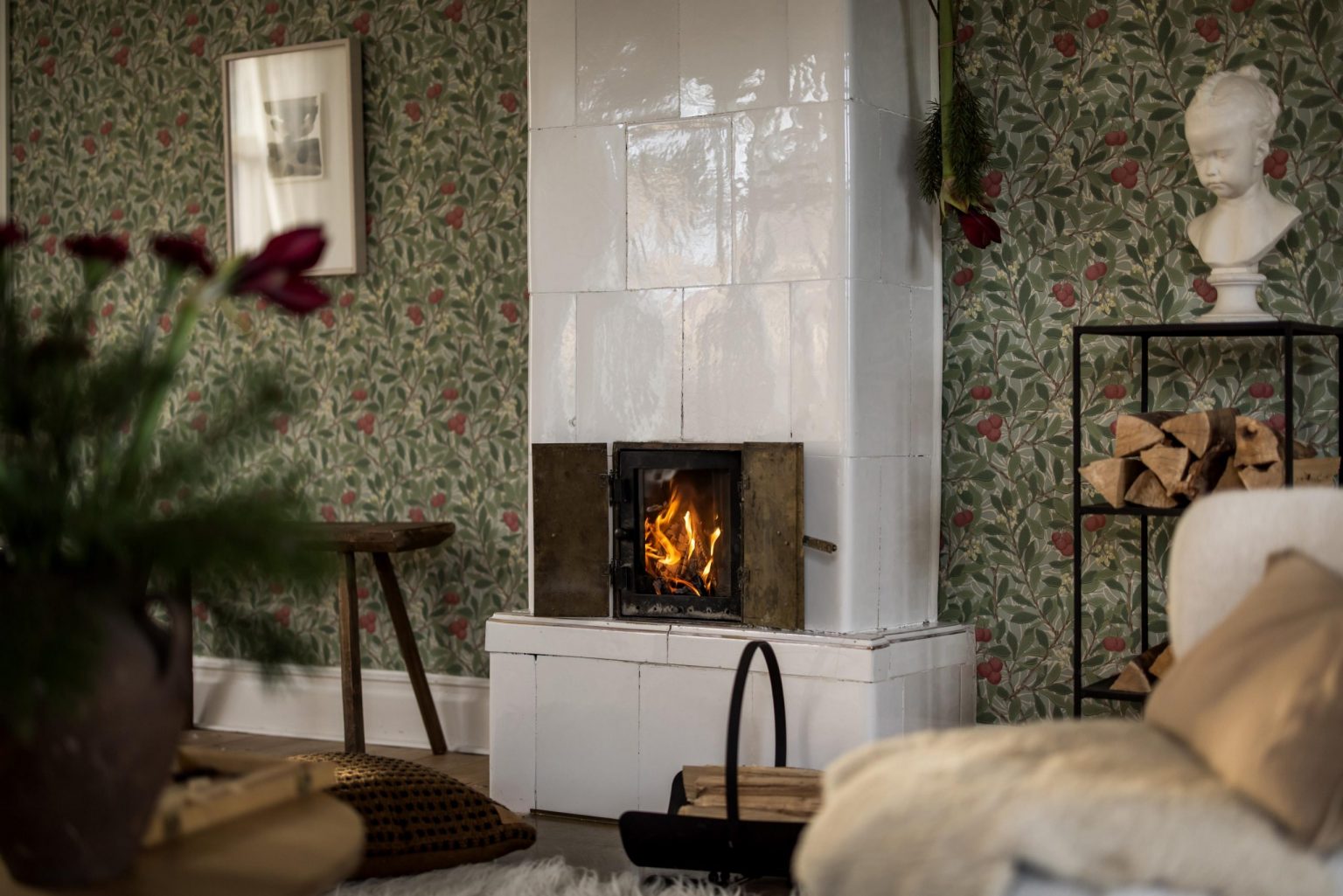 salon avec poêle maison ancienne décoration scandinave