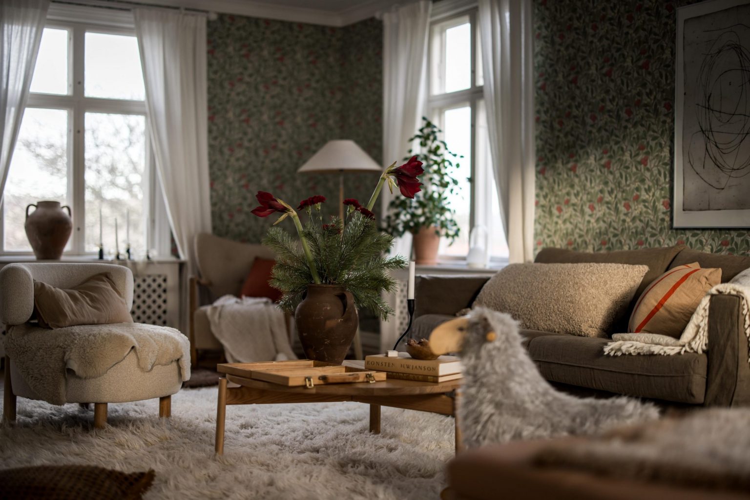 salon avec papier-peint William Morris maison ancienne décoration scandinave