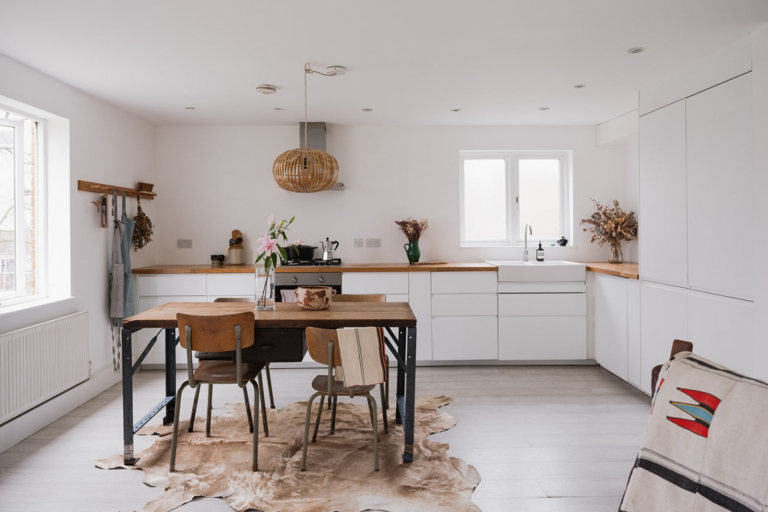  salle à manger et cuisine ouverte décoration naturelle et neutre appartement 63m2 Londres