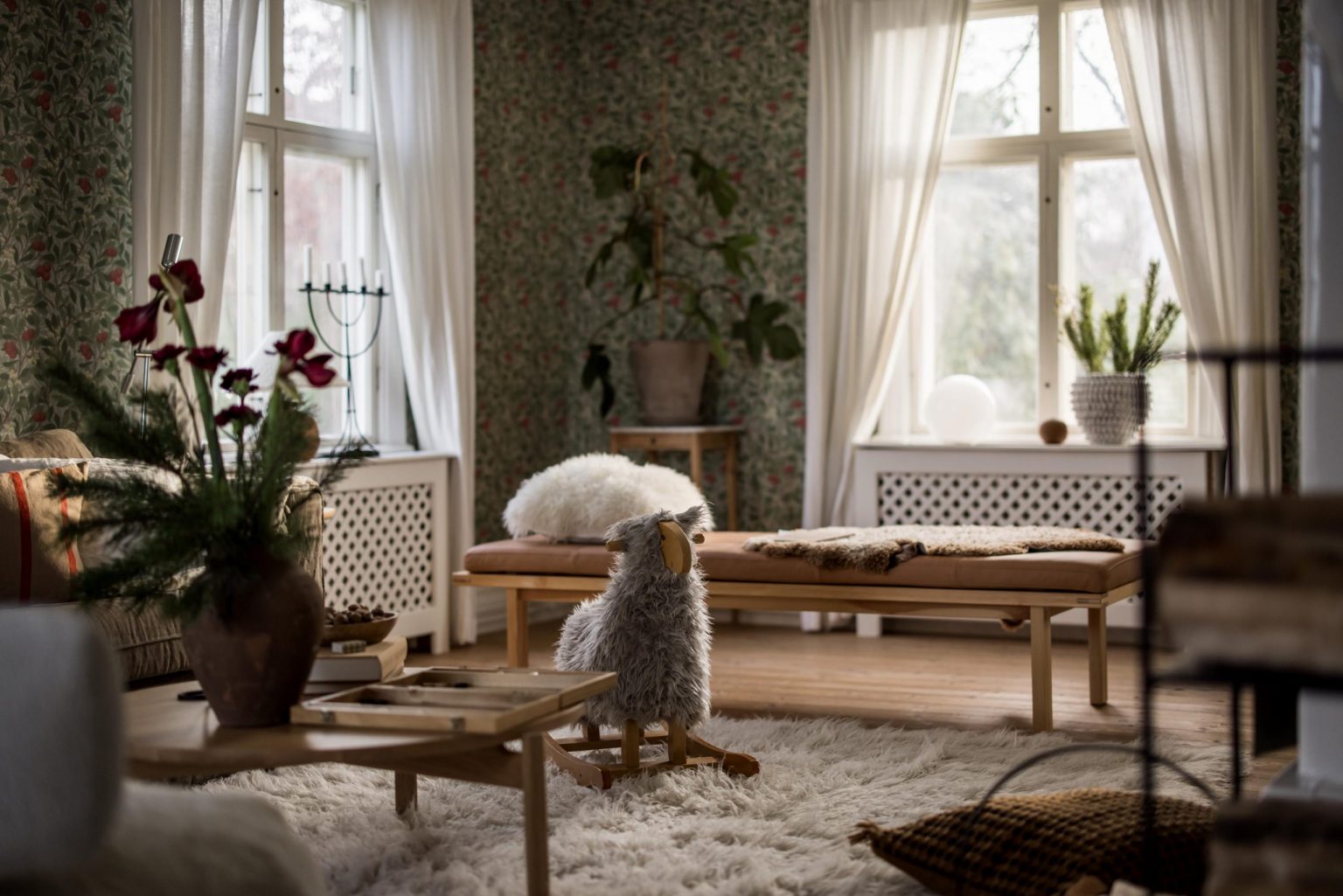 salon avec papier-peint William Morris maison ancienne décoration scandinave