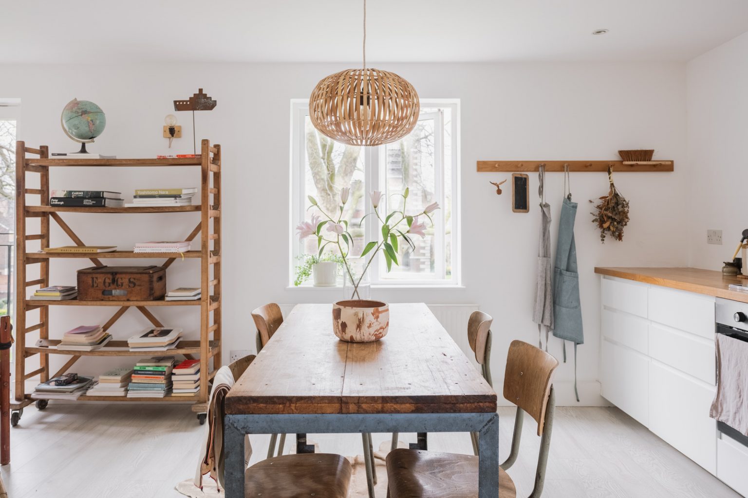 salle à manger et cuisine ouverte décoration naturelle et neutre appartement 63m2 Londres