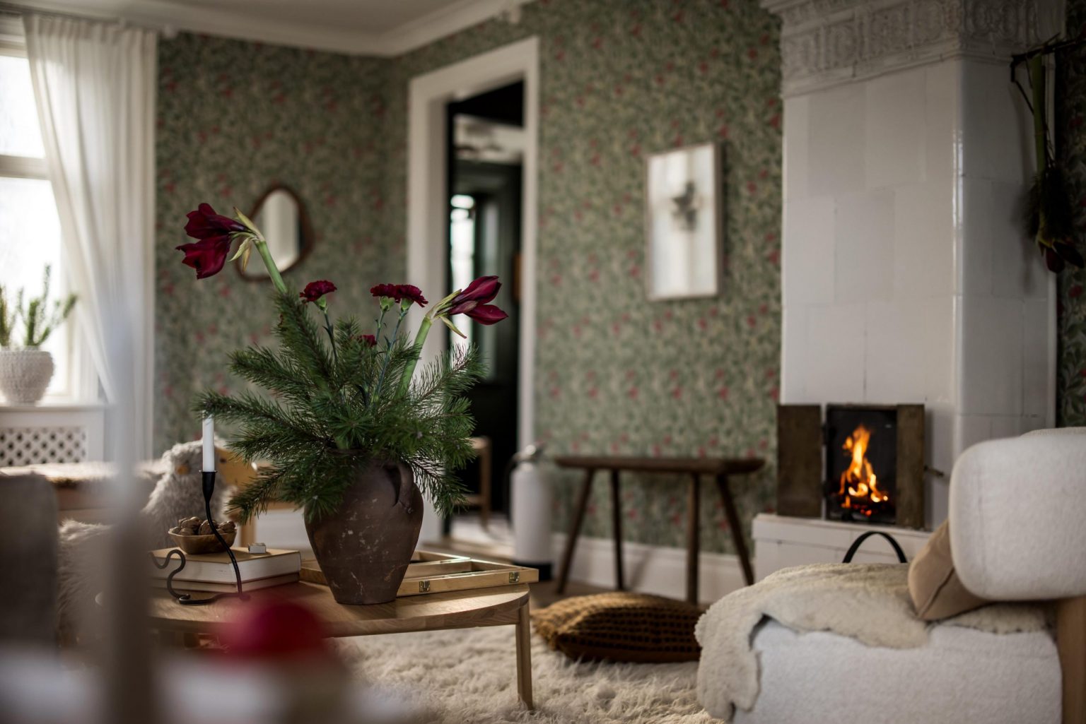 salon avec papier-peint William Morris maison ancienne décoration scandinave