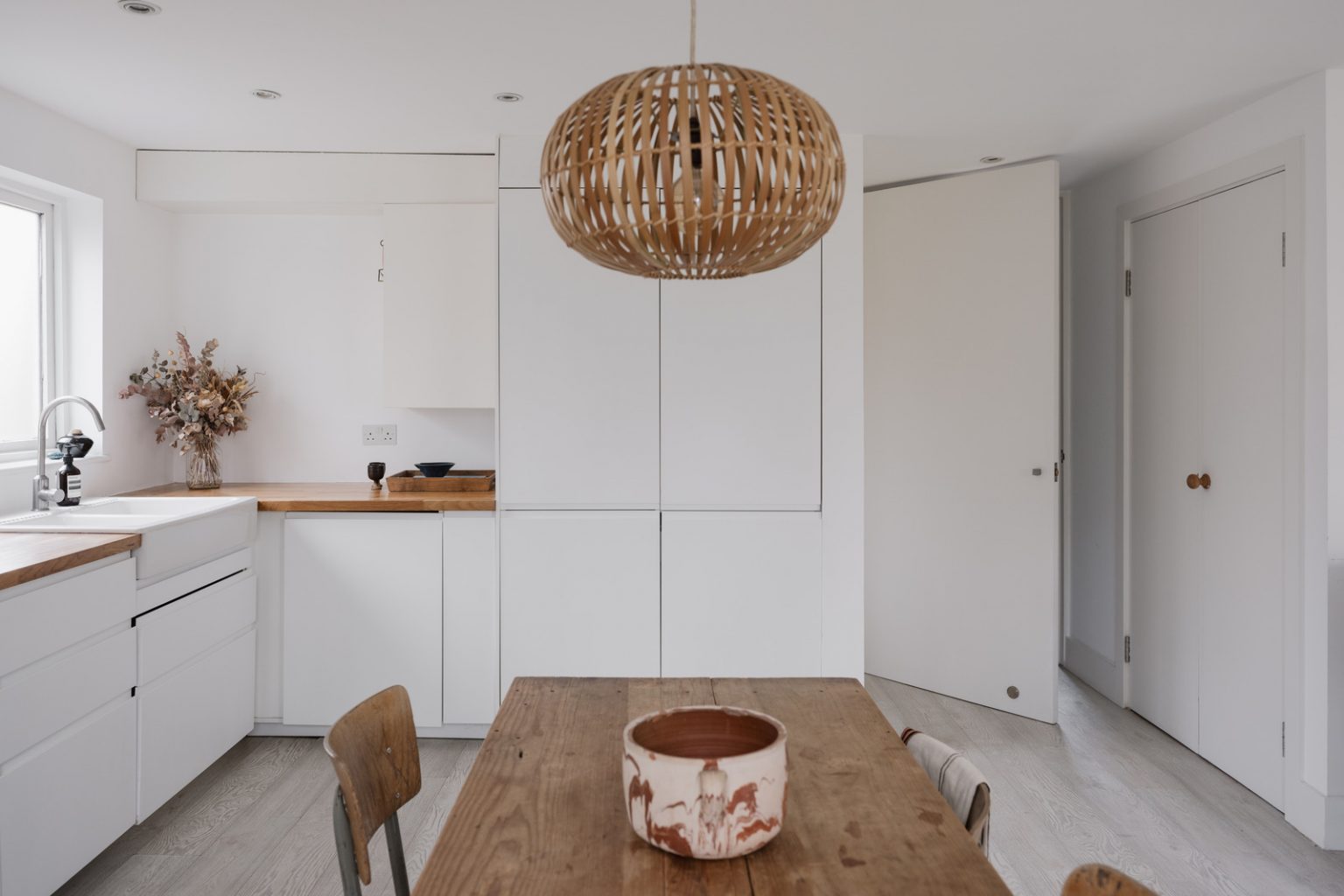 salle à manger et cuisine ouverte décoration naturelle et neutre appartement 63m2 Londres