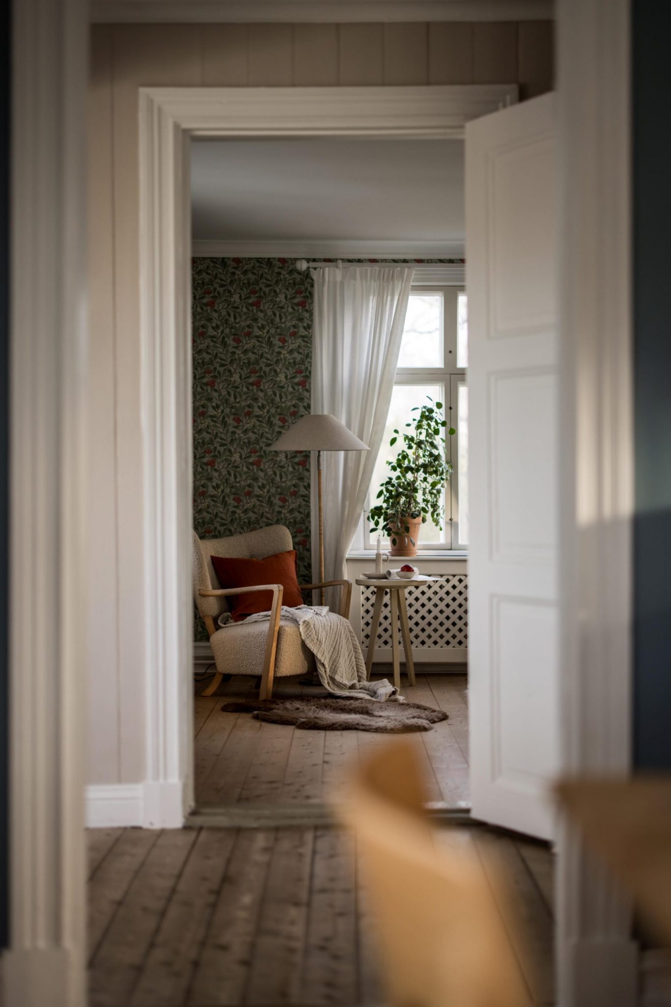 entrée et salon avec papier-peint William Morris maison ancienne décoration scandinave