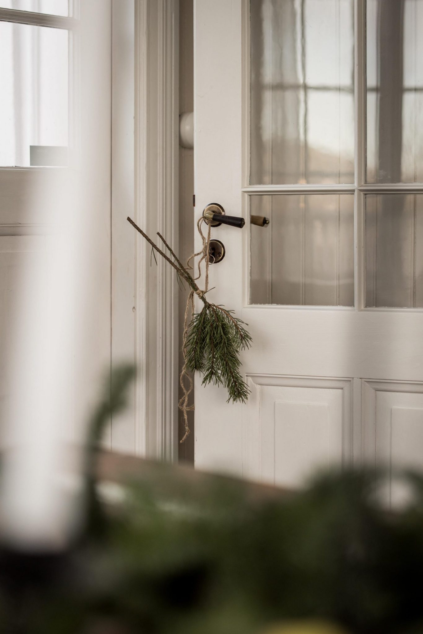 porte avec branche sapin maison ancienne décoration scandinave