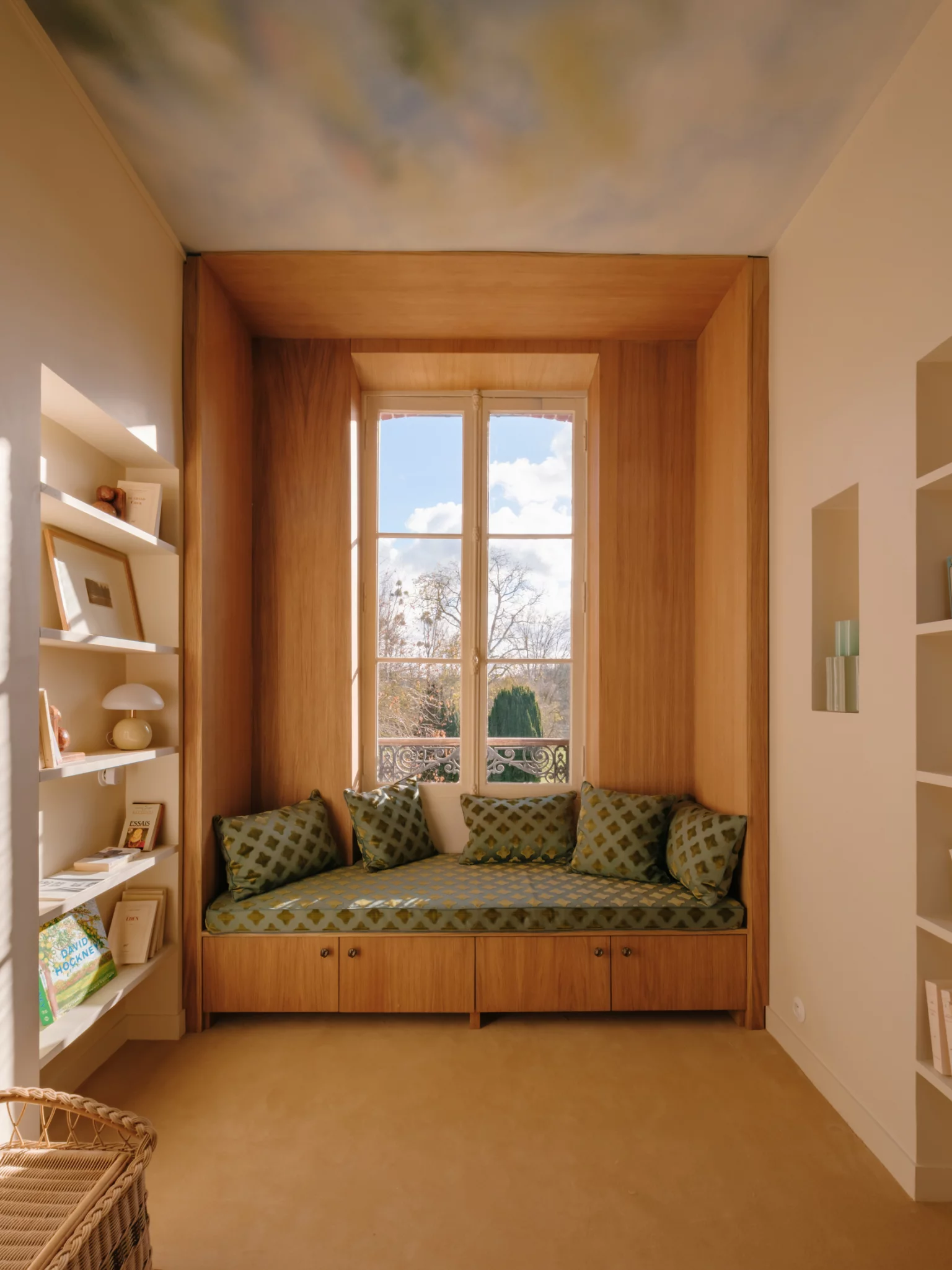 salon avec canapé sous fenêtre