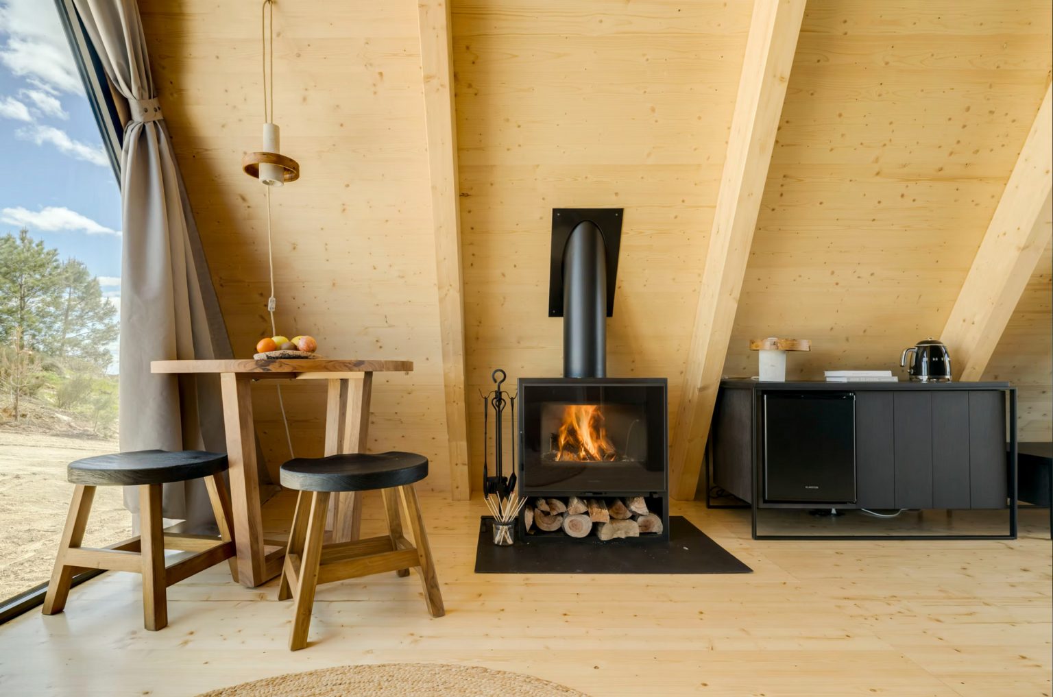 salle à manger petite maison A-Frame au Portugal The Vagar Country House