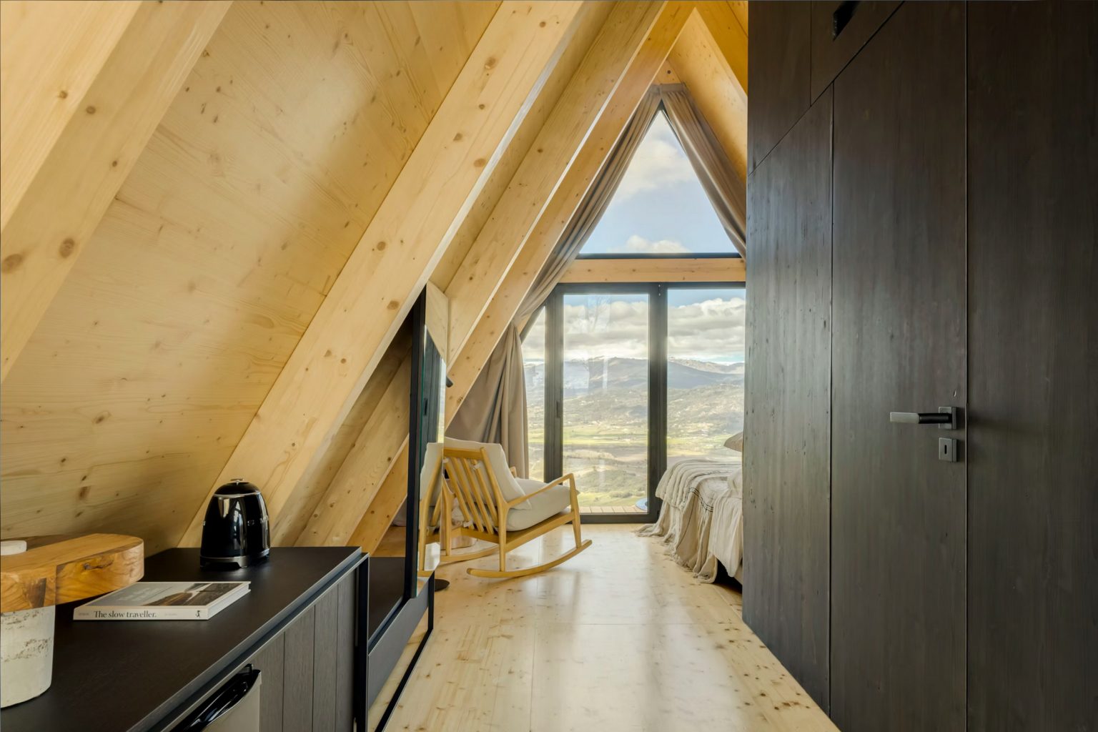 salon et chambre petite maison A-Frame au Portugal The Vagar Country House
