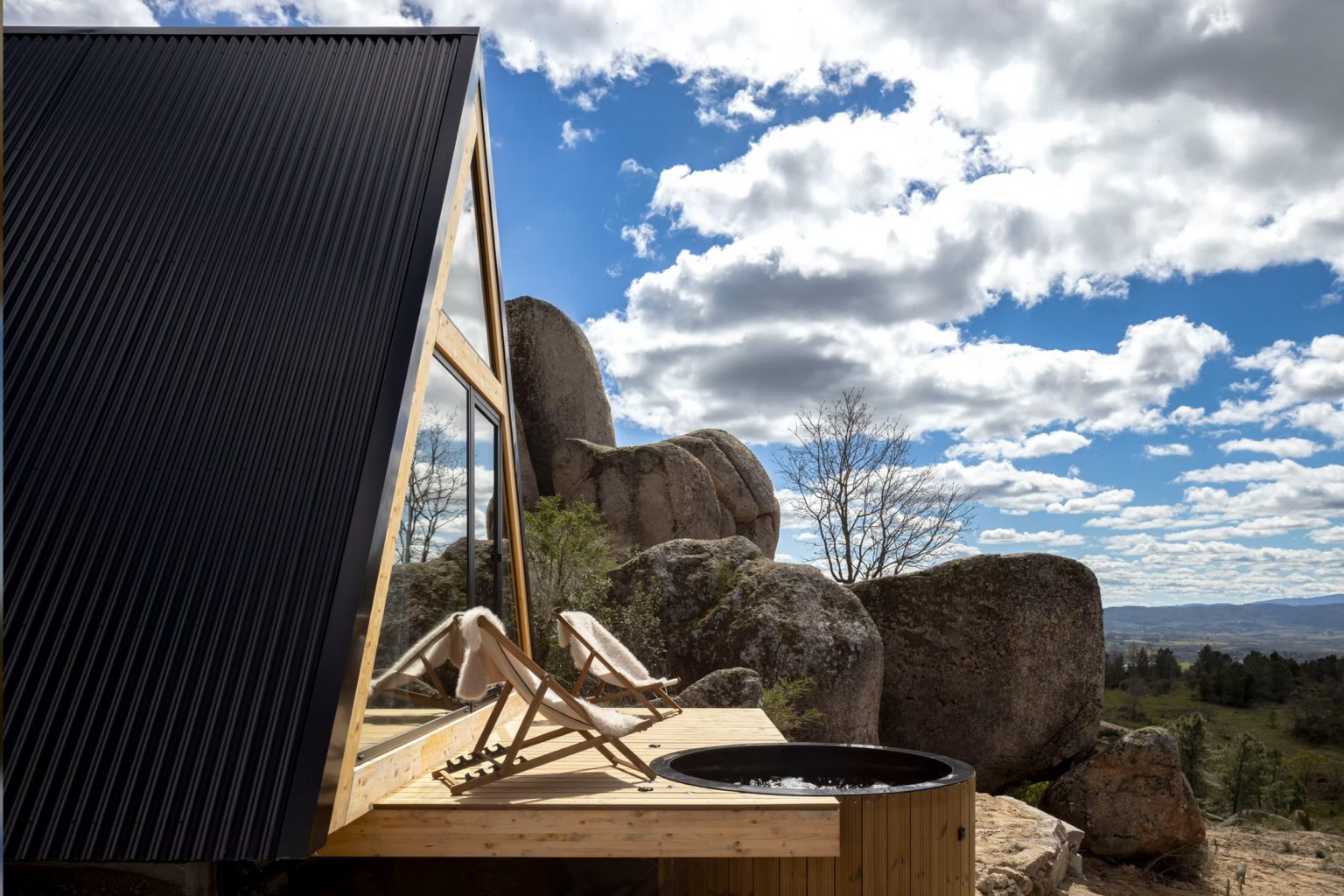 terrasse avec spa petite maison A-Frame au Portugal The Vagar Country House