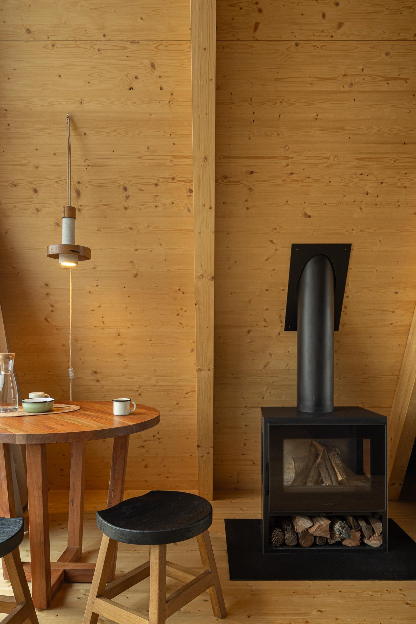 salle à manger avec poêle petite maison A-Frame au Portugal The Vagar Country House