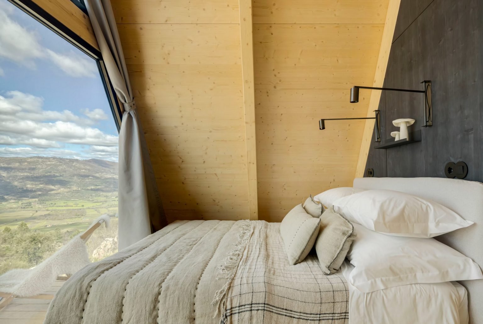 chambre petite maison A-Frame au Portugal The Vagar Country House
