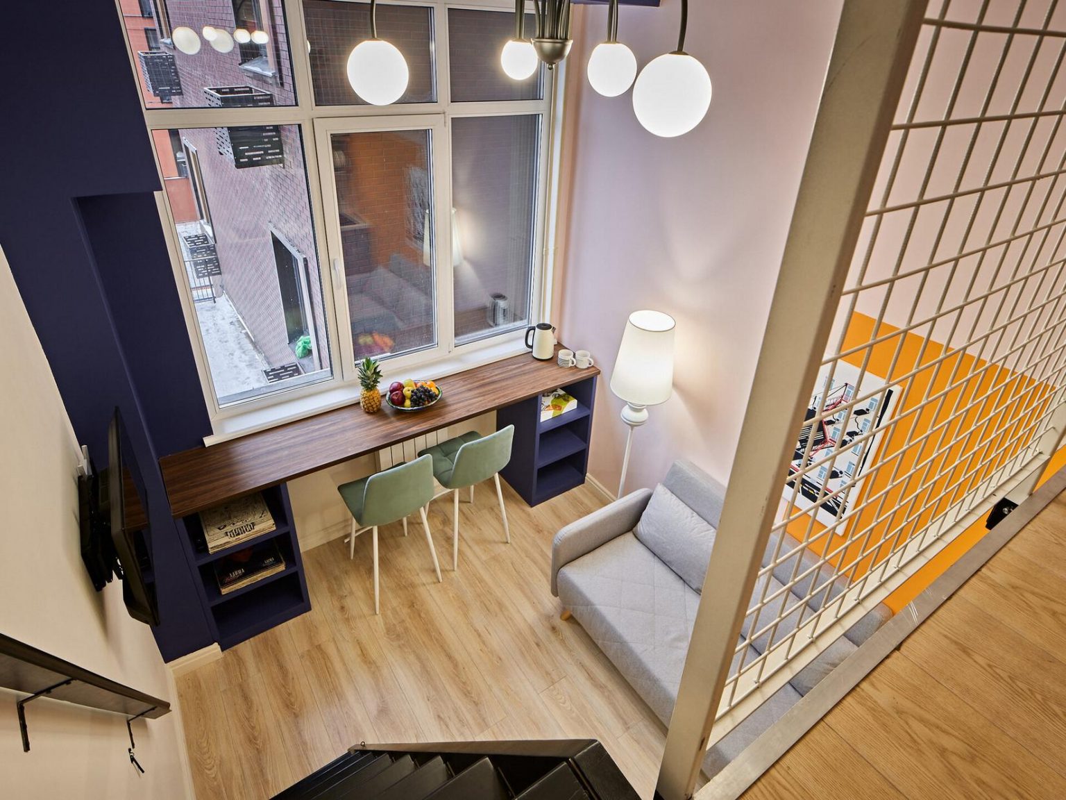 studio 25m2 avec mezzanine et décoration color blocking