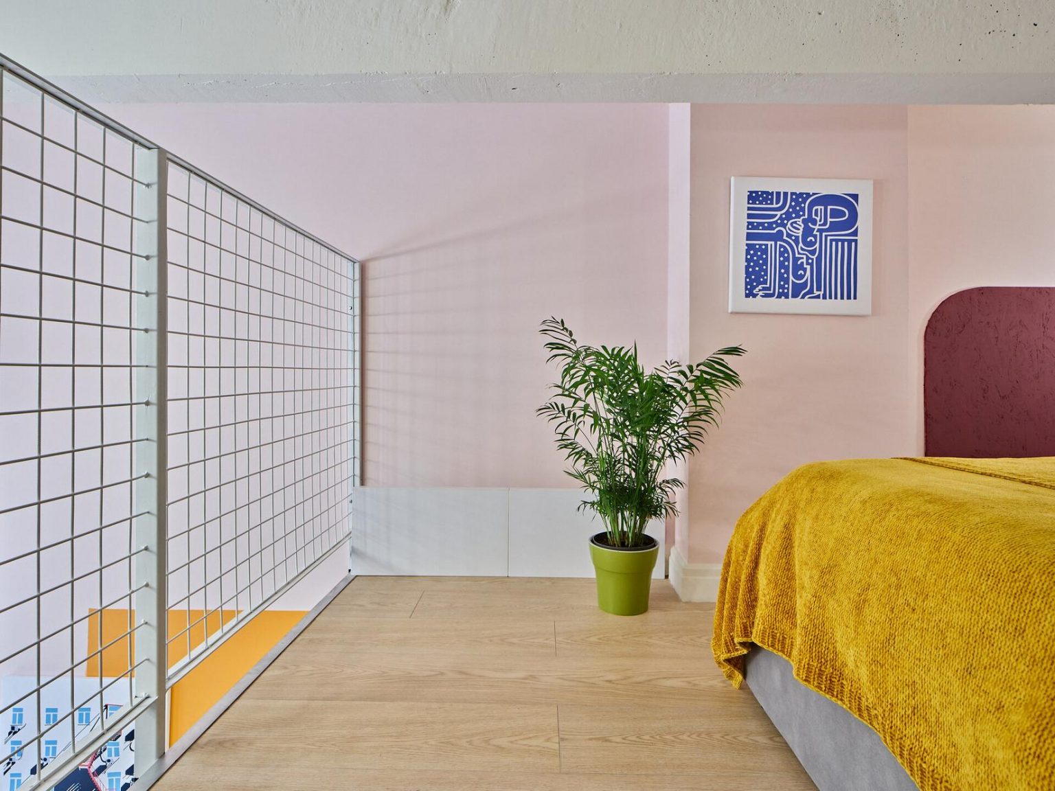 studio 25m2 avec mezzanine et décoration color blocking