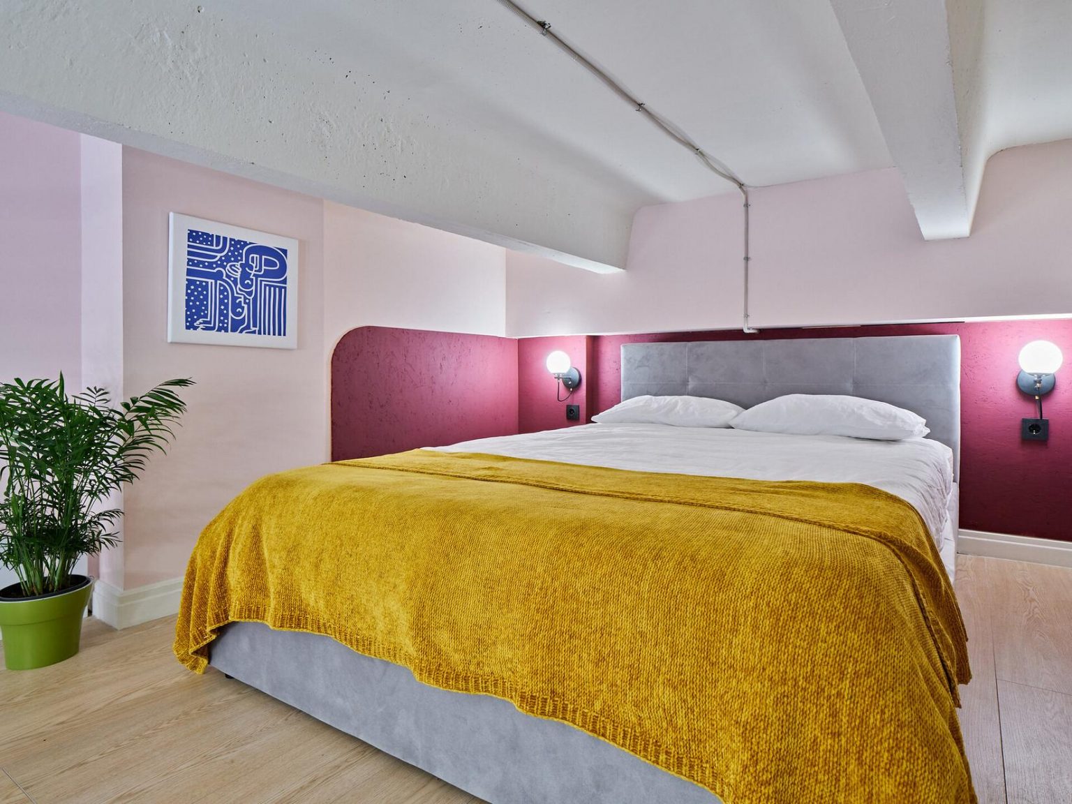 studio 25m2 avec mezzanine et décoration color blocking