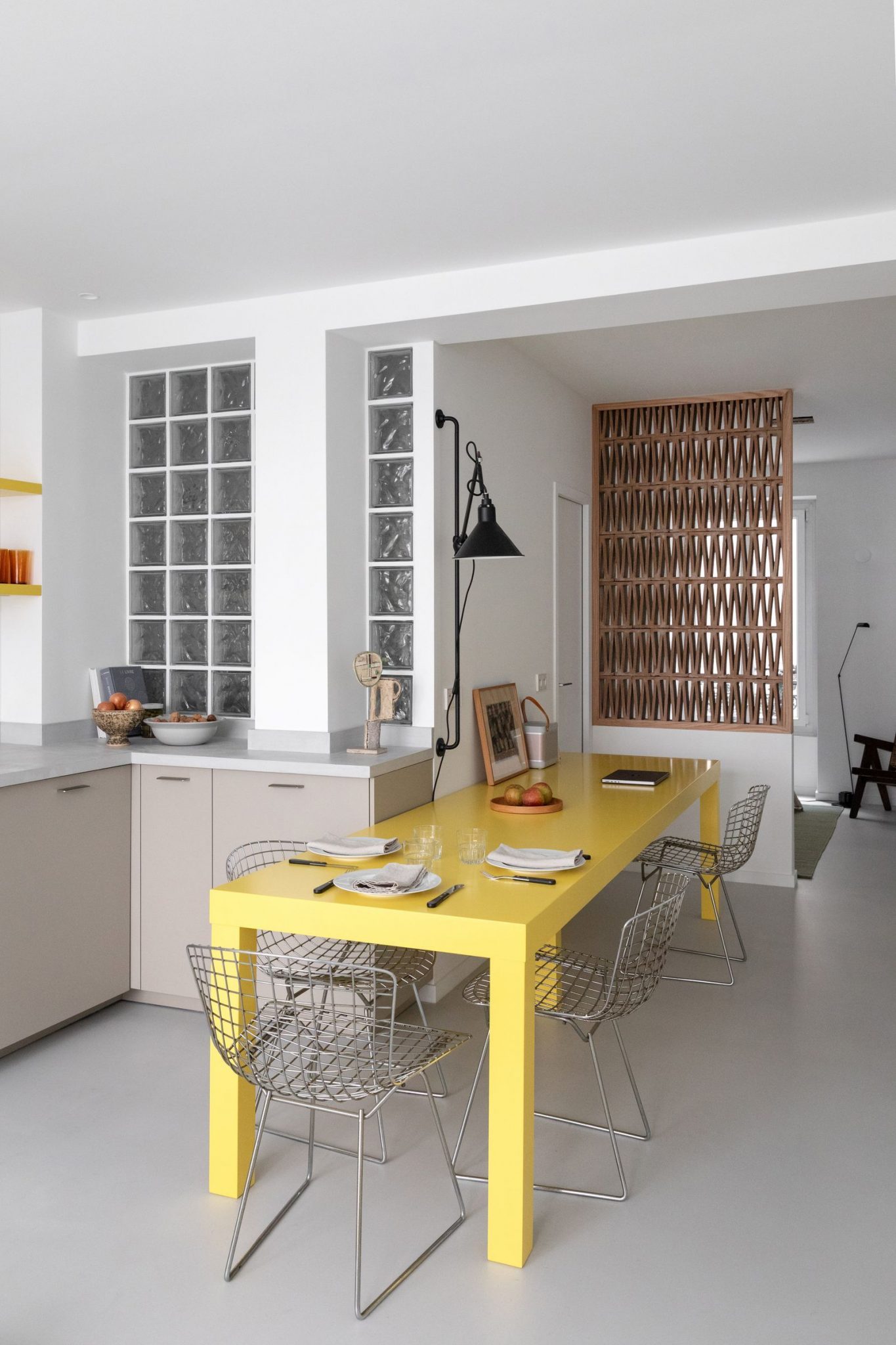 cuisine décoration design petit appartement 36m2 Paris avec table jaune et pavés de verre
