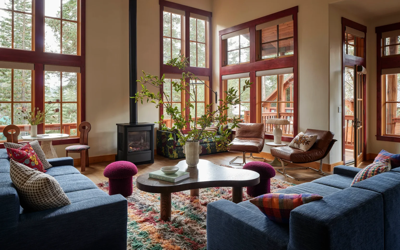 salon décoration contemporaine avec poêle maison en bois Californie