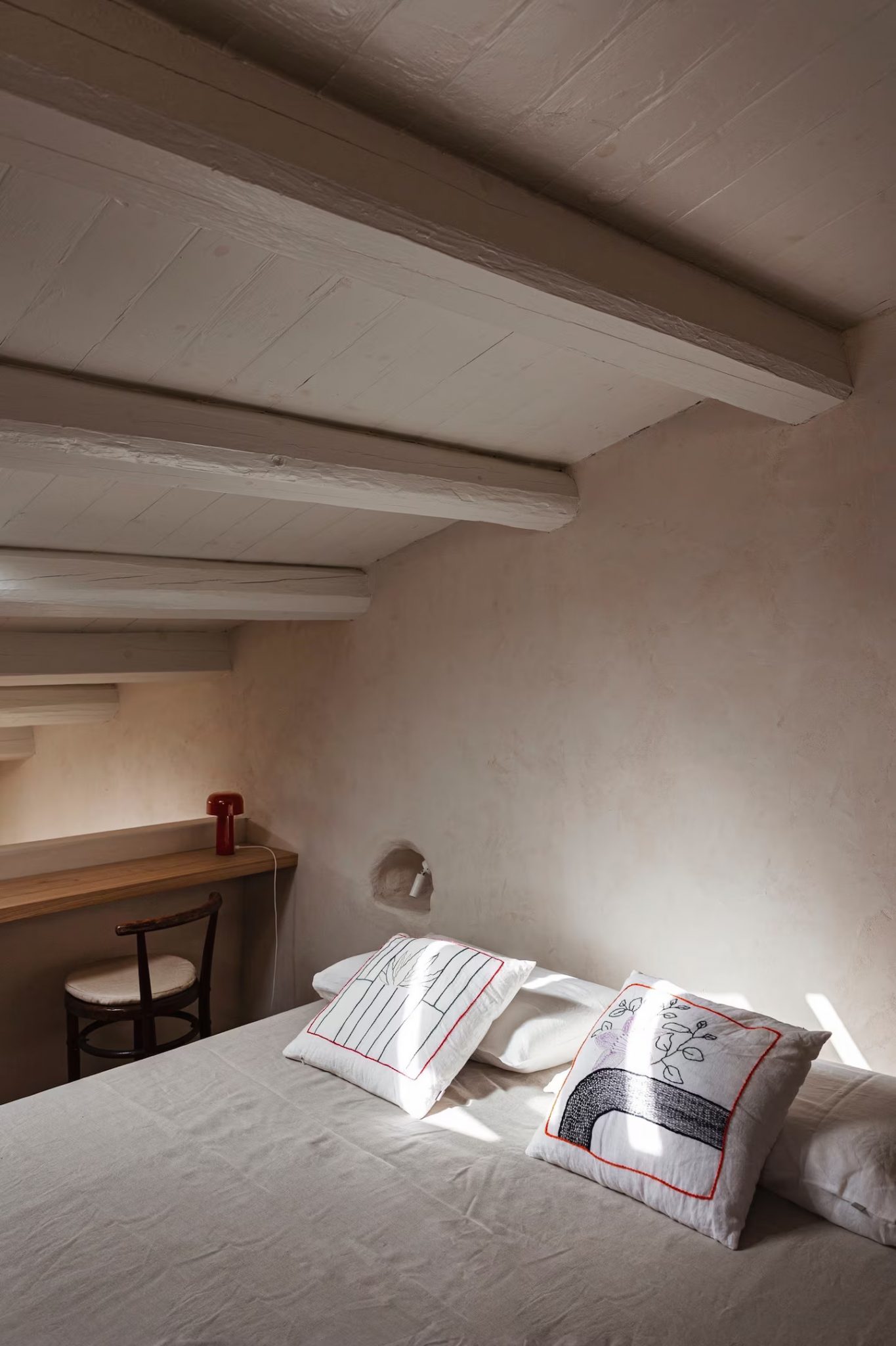 chambre mansardée maison en pierres décoration design Maison Hortus Modica Sicile