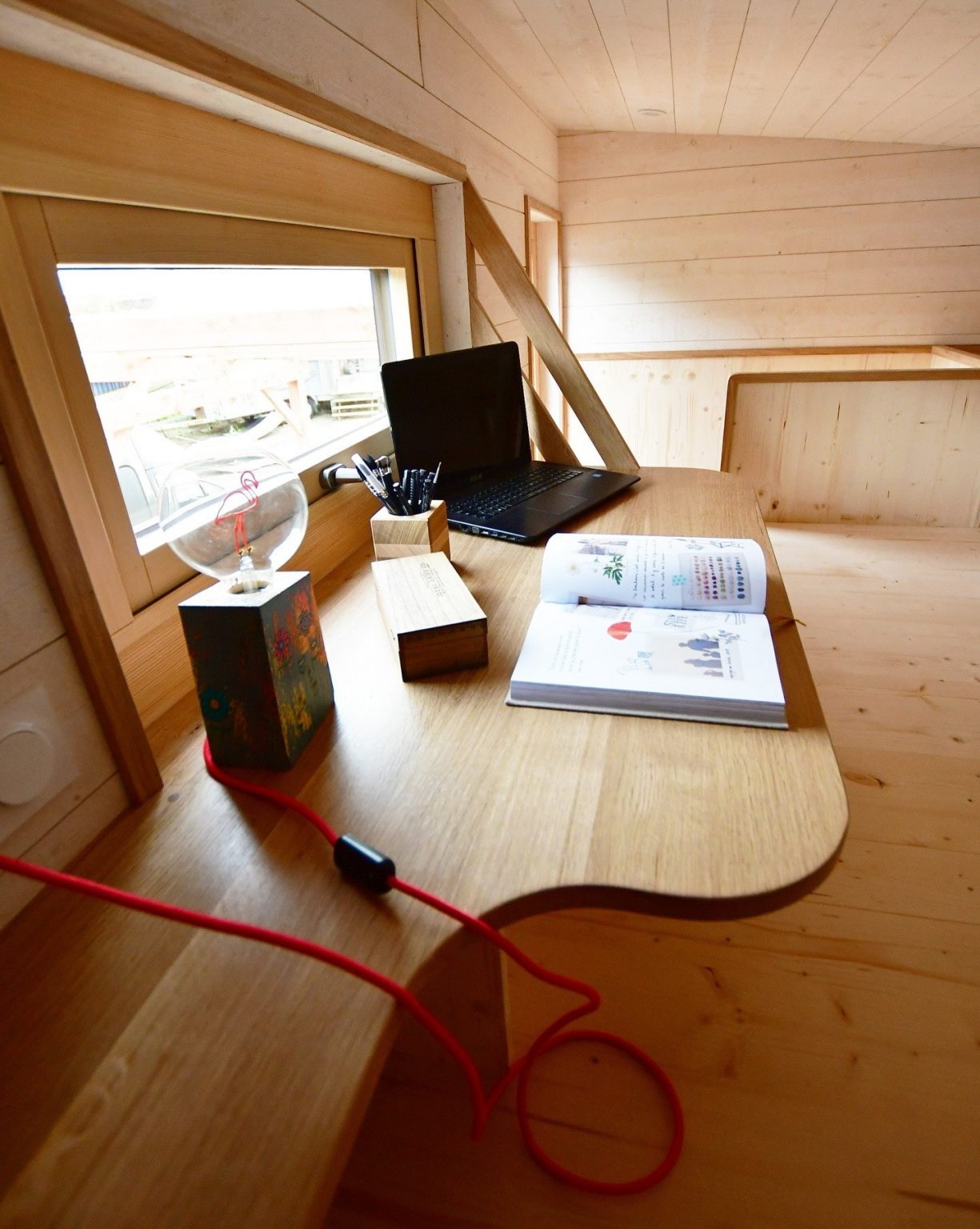 bureau sur mezzanine mini maison française de 17m2 La Tiny House