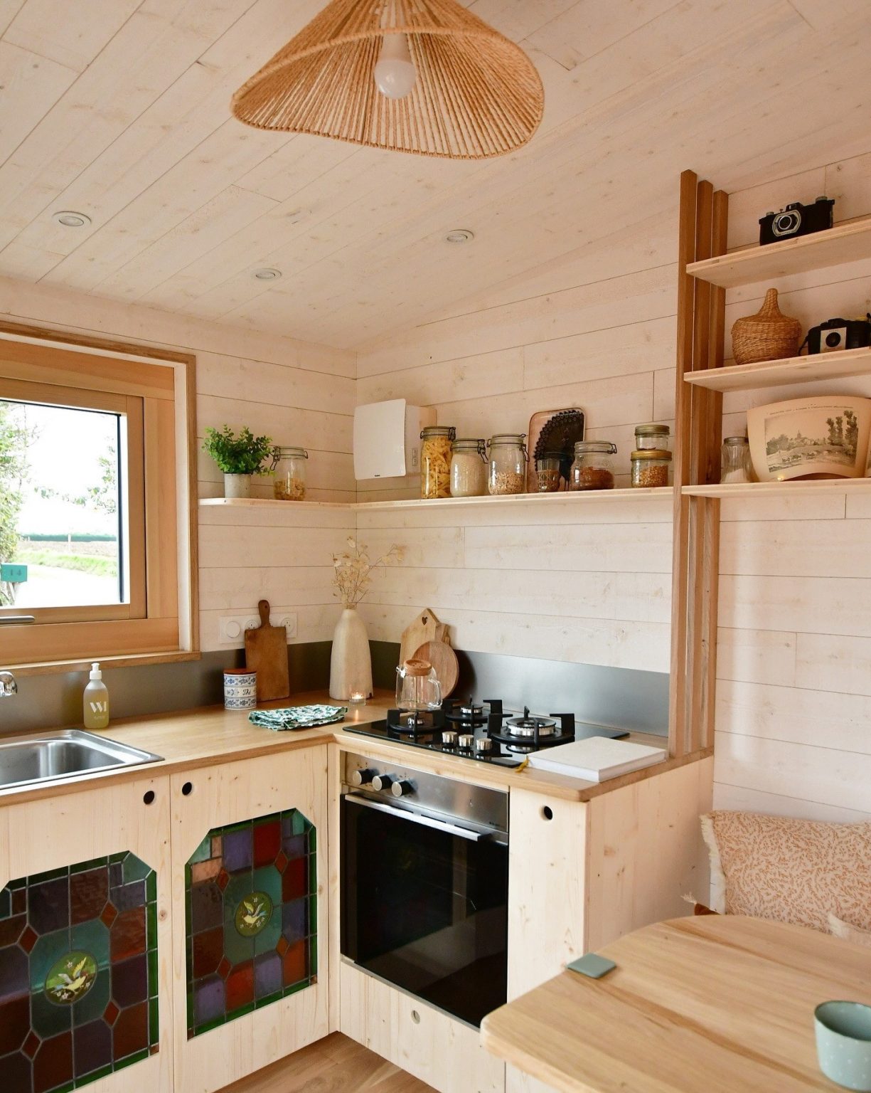 cuisine portes vitraux mini maison française de 17m2 La Tiny House
